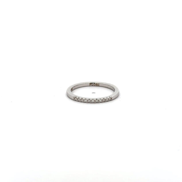 White gold elegance diamond ring